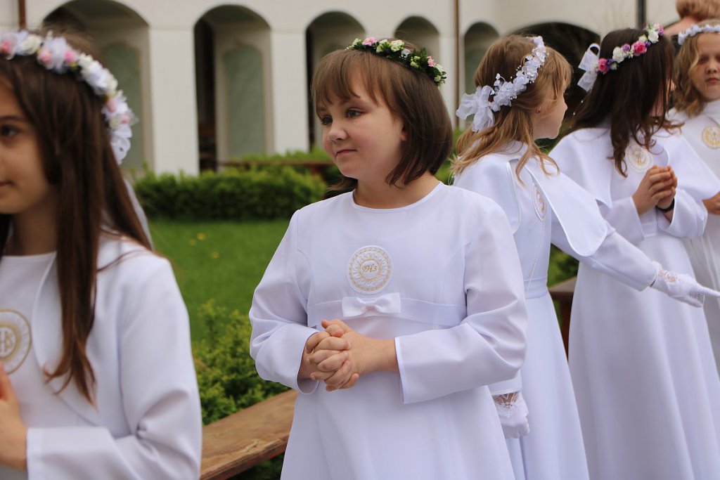 I Komunia Święta w parafii pw. św. Antoniego Padewskiego w Ostrołęce [14.05.2022] - zdjęcie #61 - eOstroleka.pl