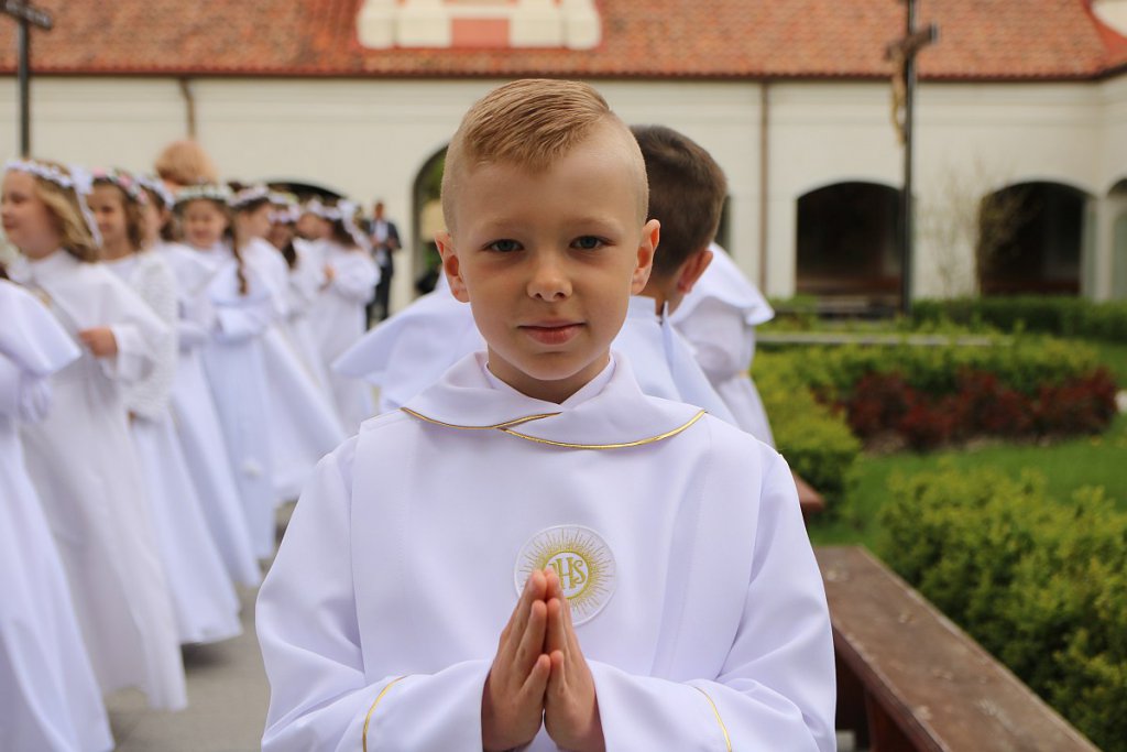 I Komunia Święta w parafii pw. św. Antoniego Padewskiego w Ostrołęce [14.05.2022] - zdjęcie #60 - eOstroleka.pl
