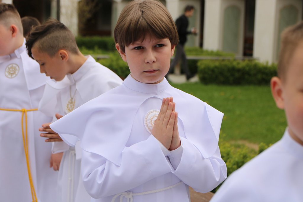 I Komunia Święta w parafii pw. św. Antoniego Padewskiego w Ostrołęce [14.05.2022] - zdjęcie #58 - eOstroleka.pl