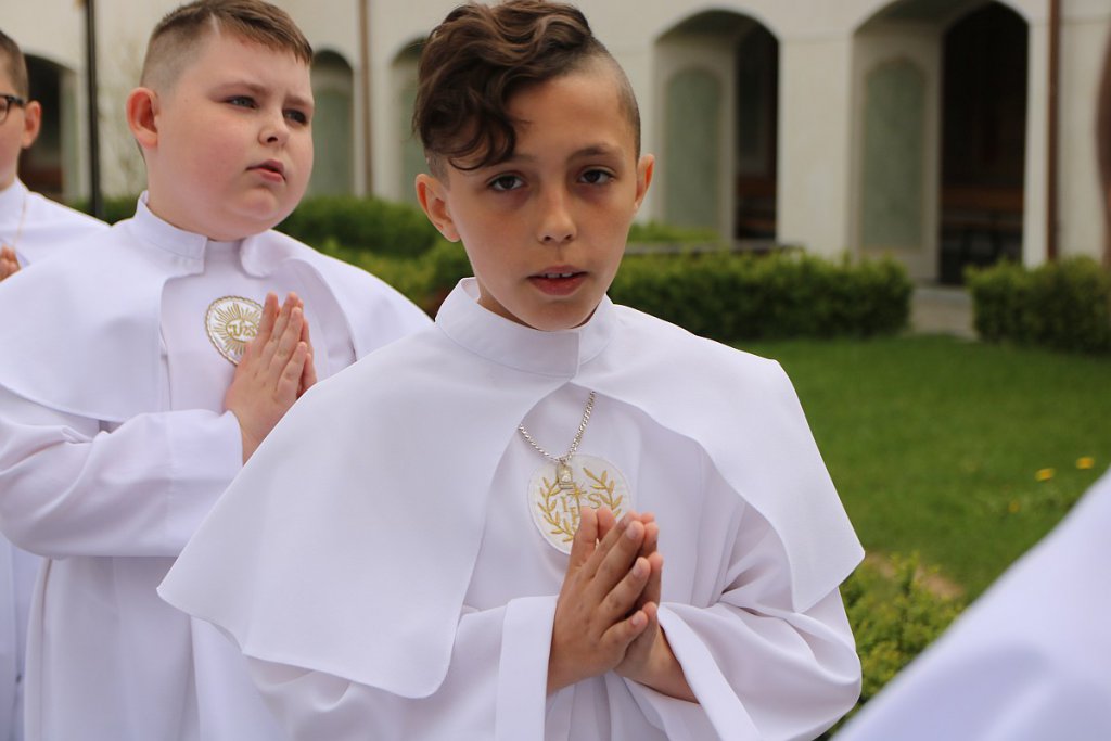 I Komunia Święta w parafii pw. św. Antoniego Padewskiego w Ostrołęce [14.05.2022] - zdjęcie #57 - eOstroleka.pl