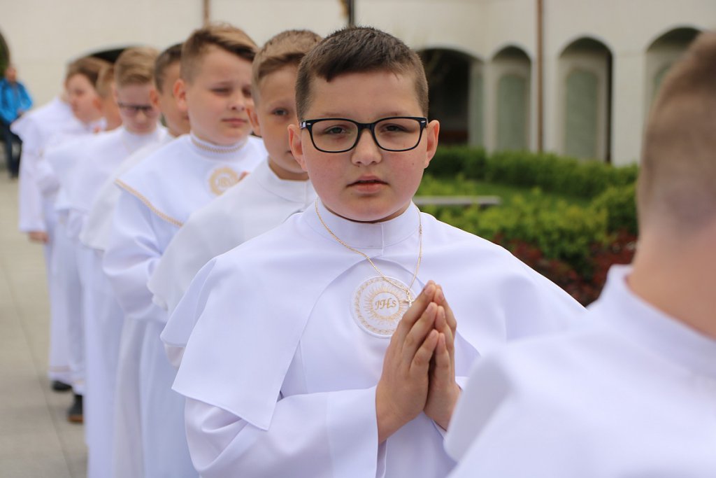 I Komunia Święta w parafii pw. św. Antoniego Padewskiego w Ostrołęce [14.05.2022] - zdjęcie #55 - eOstroleka.pl