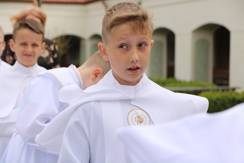 I Komunia Święta w parafii pw. św. Antoniego Padewskiego w Ostrołęce [14.05.2022] - zdjęcie #54 - eOstroleka.pl