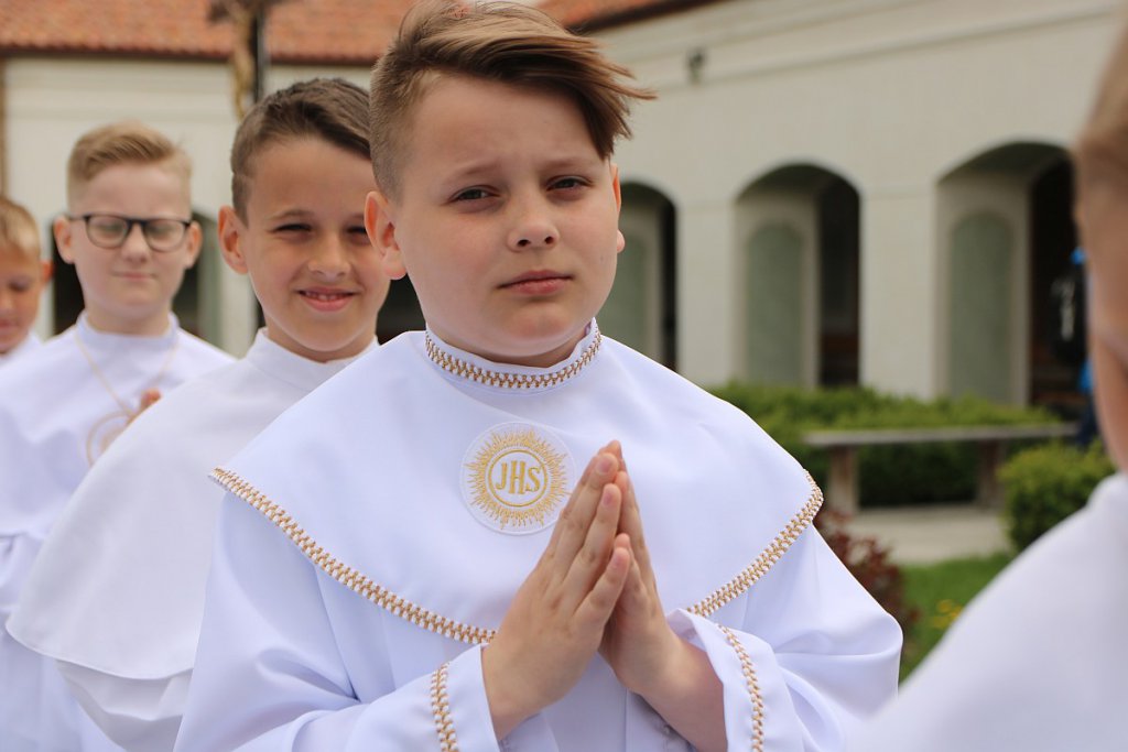 I Komunia Święta w parafii pw. św. Antoniego Padewskiego w Ostrołęce [14.05.2022] - zdjęcie #53 - eOstroleka.pl
