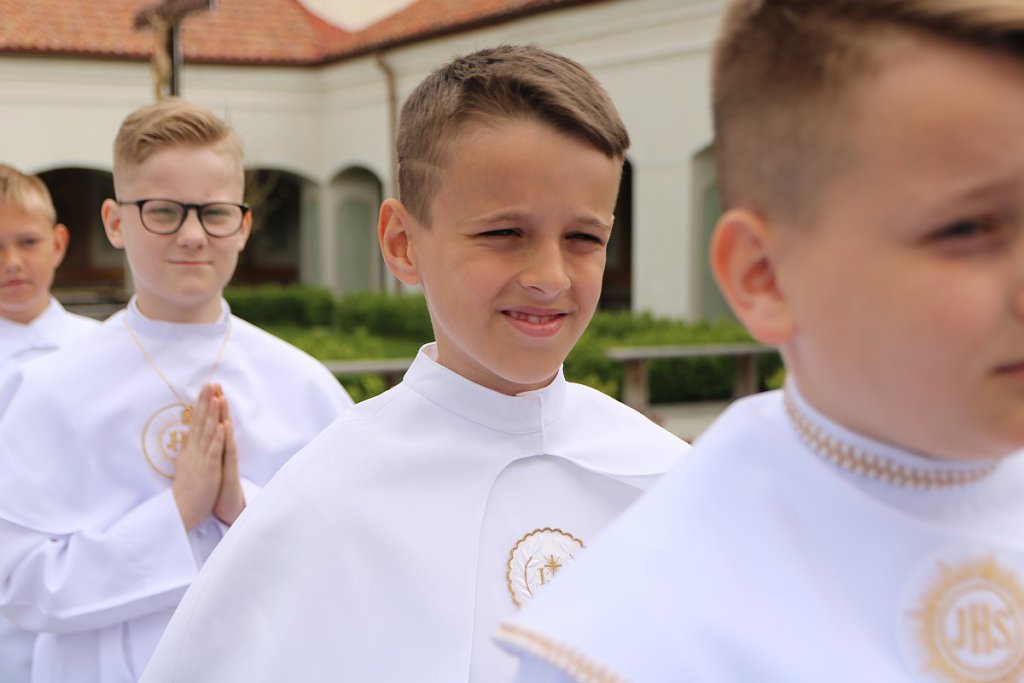 I Komunia Święta w parafii pw. św. Antoniego Padewskiego w Ostrołęce [14.05.2022] - zdjęcie #52 - eOstroleka.pl