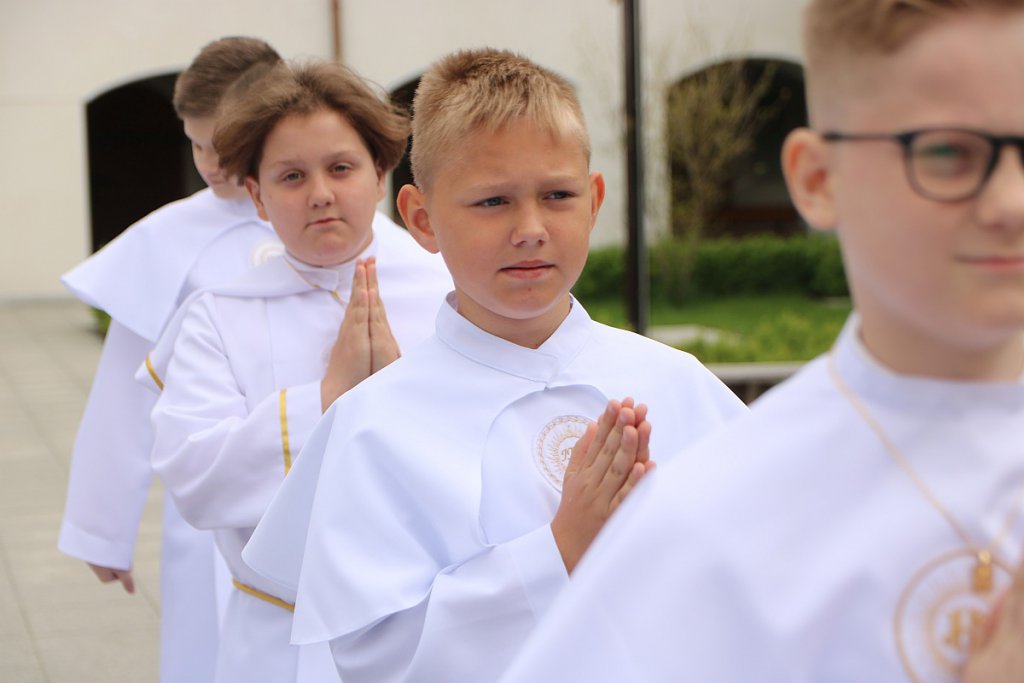 I Komunia Święta w parafii pw. św. Antoniego Padewskiego w Ostrołęce [14.05.2022] - zdjęcie #50 - eOstroleka.pl