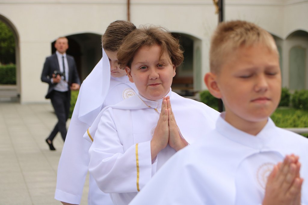 I Komunia Święta w parafii pw. św. Antoniego Padewskiego w Ostrołęce [14.05.2022] - zdjęcie #49 - eOstroleka.pl