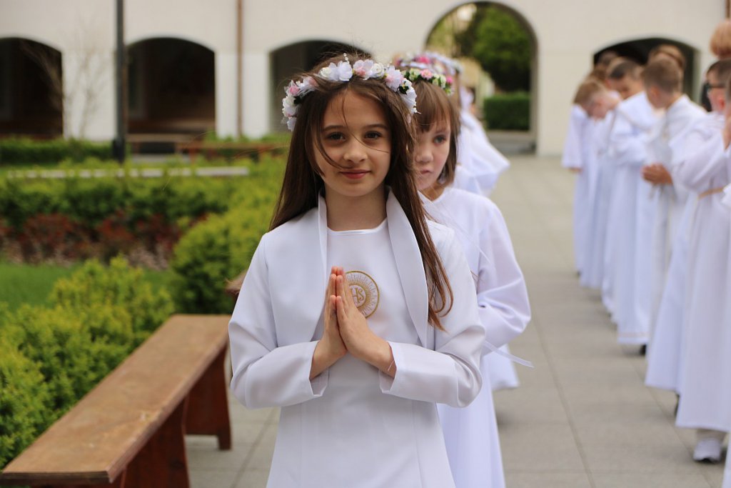 I Komunia Święta w parafii pw. św. Antoniego Padewskiego w Ostrołęce [14.05.2022] - zdjęcie #45 - eOstroleka.pl