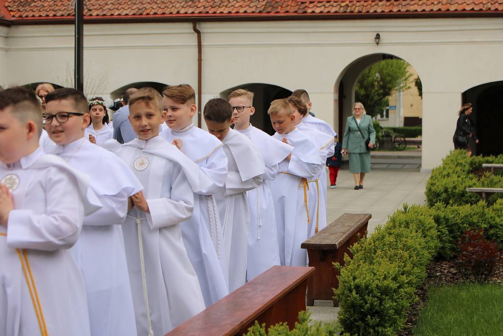 I Komunia Święta w parafii pw. św. Antoniego Padewskiego w Ostrołęce [14.05.2022] - zdjęcie #41 - eOstroleka.pl