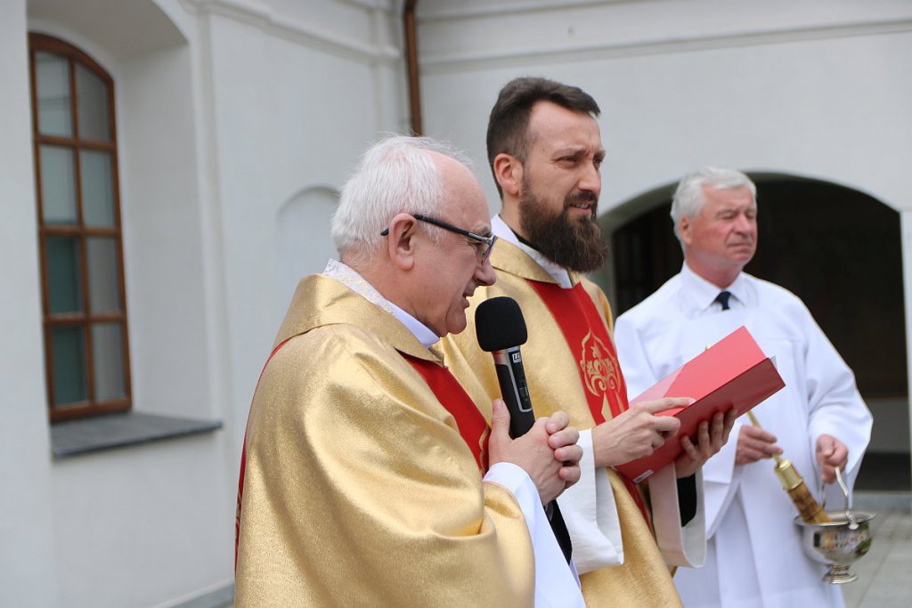 I Komunia Święta w parafii pw. św. Antoniego Padewskiego w Ostrołęce [14.05.2022] - zdjęcie #40 - eOstroleka.pl