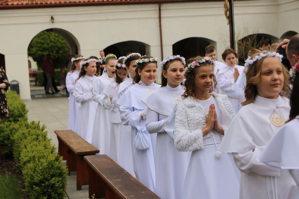 I Komunia Święta w parafii pw. św. Antoniego Padewskiego w Ostrołęce [14.05.2022] - zdjęcie #34 - eOstroleka.pl