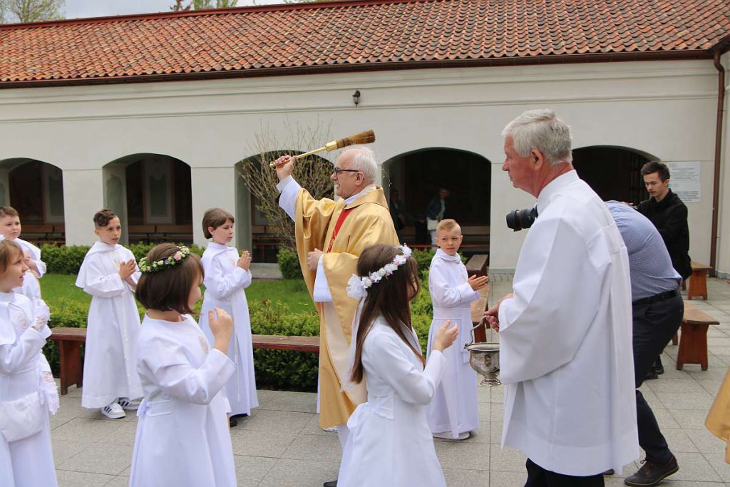 I Komunia Święta w parafii pw. św. Antoniego Padewskiego w Ostrołęce [14.05.2022] - zdjęcie #30 - eOstroleka.pl