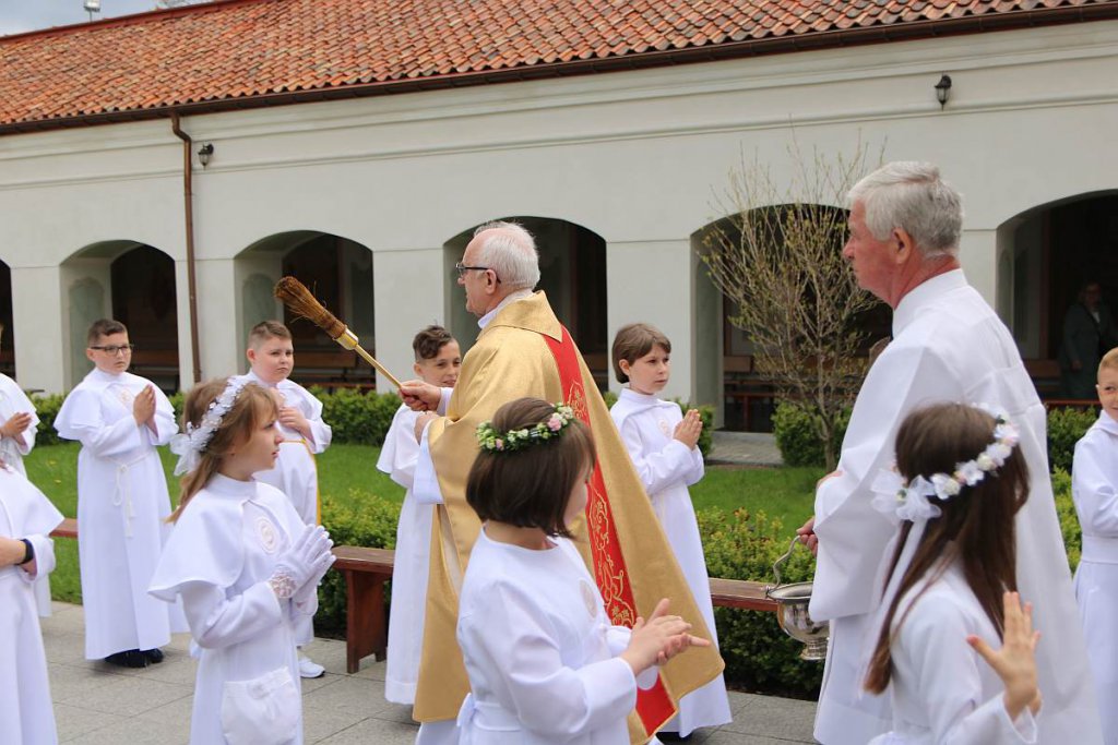I Komunia Święta w parafii pw. św. Antoniego Padewskiego w Ostrołęce [14.05.2022] - zdjęcie #29 - eOstroleka.pl