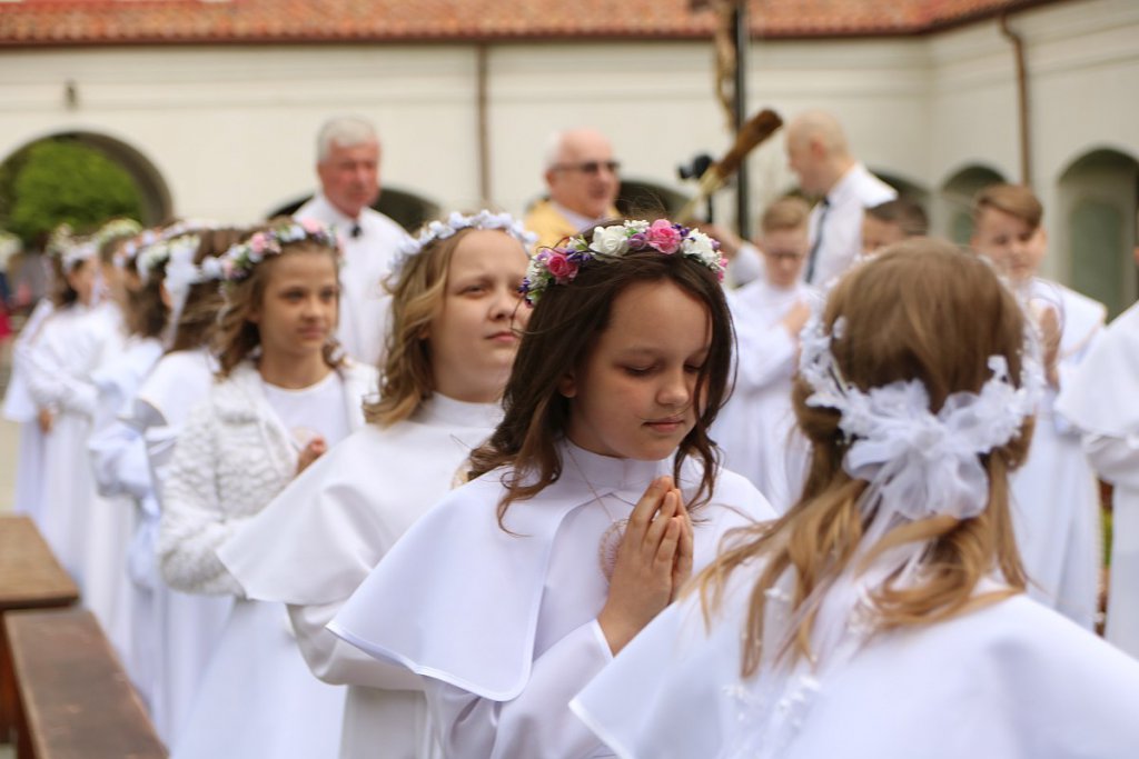 I Komunia Święta w parafii pw. św. Antoniego Padewskiego w Ostrołęce [14.05.2022] - zdjęcie #25 - eOstroleka.pl
