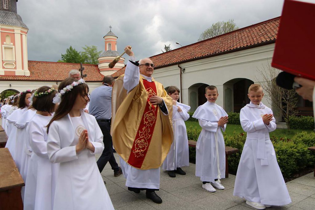 I Komunia Święta w parafii pw. św. Antoniego Padewskiego w Ostrołęce [14.05.2022] - zdjęcie #102 - eOstroleka.pl