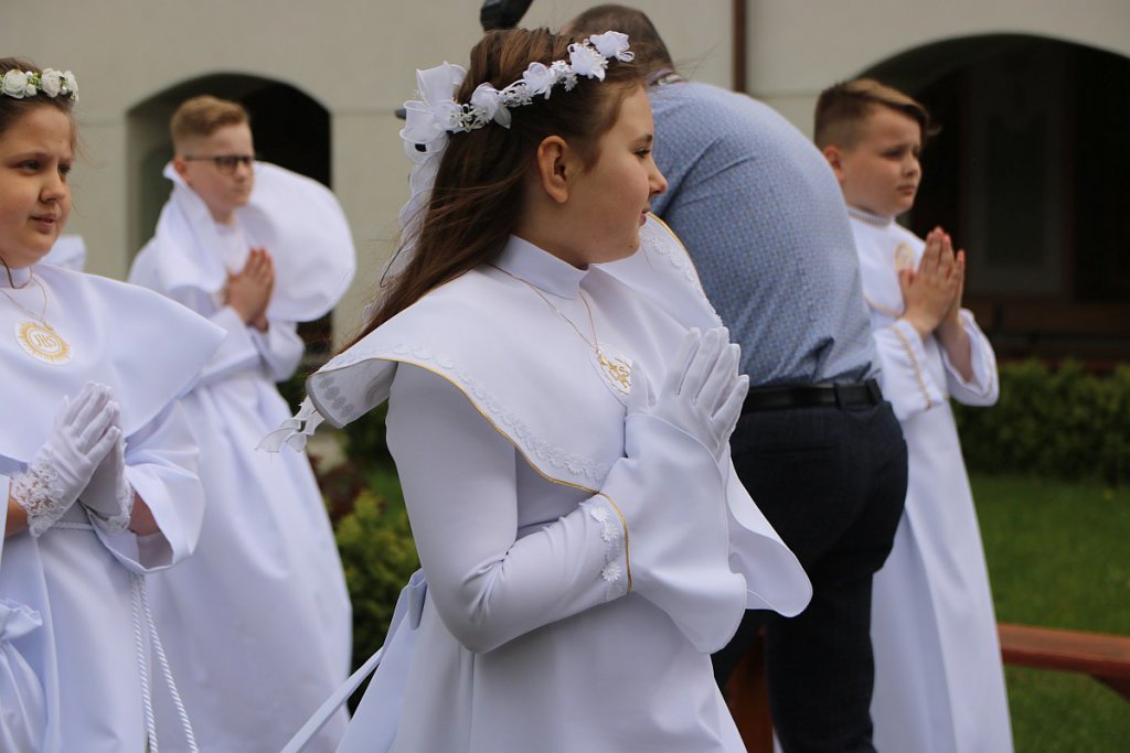 I Komunia Święta w parafii pw. św. Antoniego Padewskiego w Ostrołęce [14.05.2022] - zdjęcie #21 - eOstroleka.pl