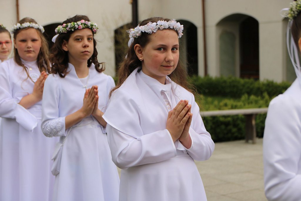 I Komunia Święta w parafii pw. św. Antoniego Padewskiego w Ostrołęce [14.05.2022] - zdjęcie #16 - eOstroleka.pl