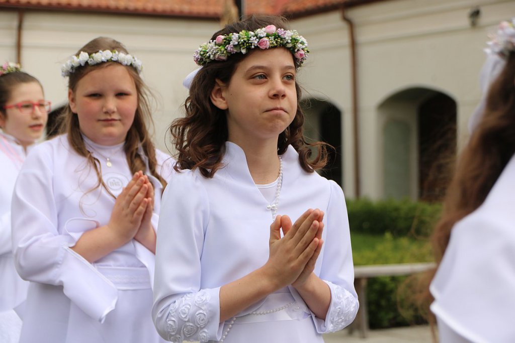 I Komunia Święta w parafii pw. św. Antoniego Padewskiego w Ostrołęce [14.05.2022] - zdjęcie #15 - eOstroleka.pl