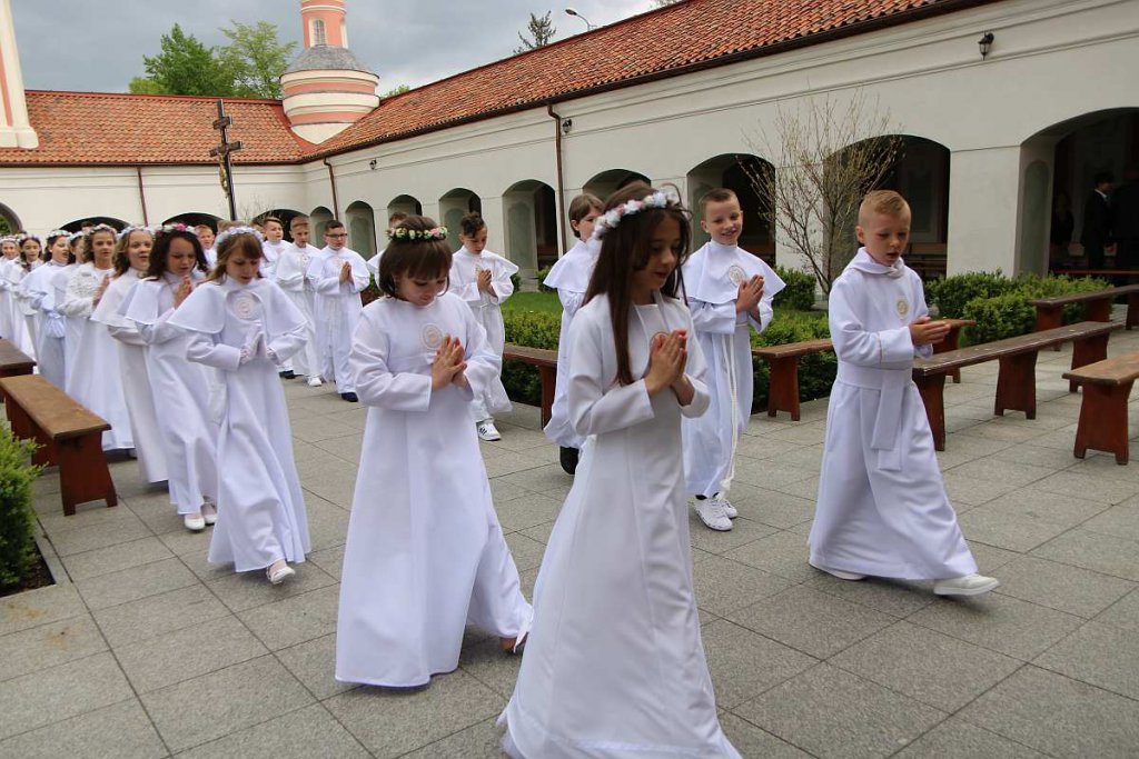 I Komunia Święta w parafii pw. św. Antoniego Padewskiego w Ostrołęce [14.05.2022] - zdjęcie #11 - eOstroleka.pl