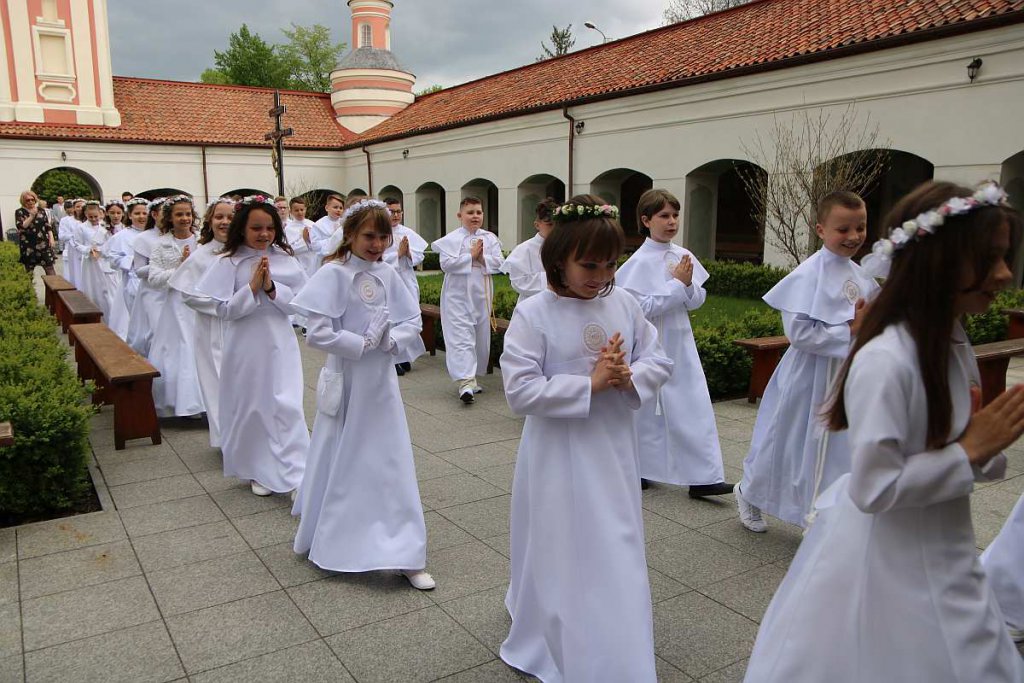 I Komunia Święta w parafii pw. św. Antoniego Padewskiego w Ostrołęce [14.05.2022] - zdjęcie #116 - eOstroleka.pl