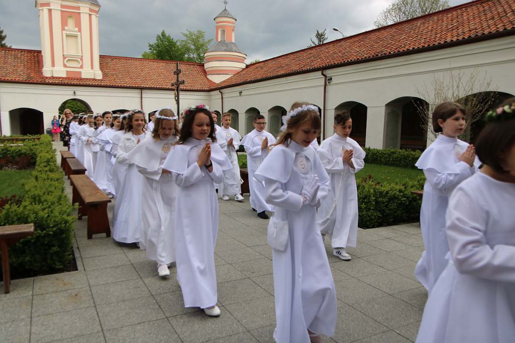 I Komunia Święta w parafii pw. św. Antoniego Padewskiego w Ostrołęce [14.05.2022] - zdjęcie #117 - eOstroleka.pl