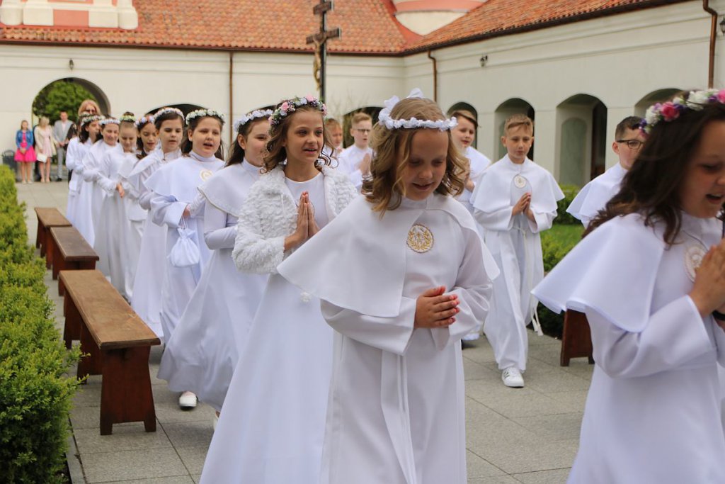 I Komunia Święta w parafii pw. św. Antoniego Padewskiego w Ostrołęce [14.05.2022] - zdjęcie #118 - eOstroleka.pl