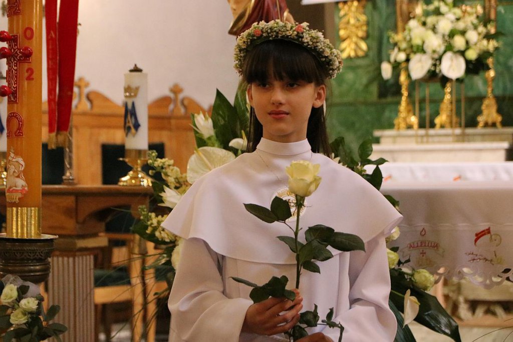 I Komunia Święta w ostrołęckiej farze [14.05.2022] - zdjęcie #104 - eOstroleka.pl