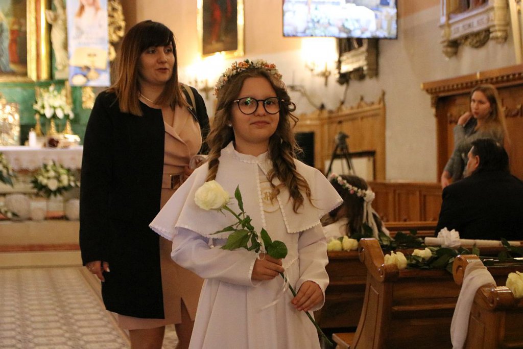 I Komunia Święta w ostrołęckiej farze [14.05.2022] - zdjęcie #98 - eOstroleka.pl
