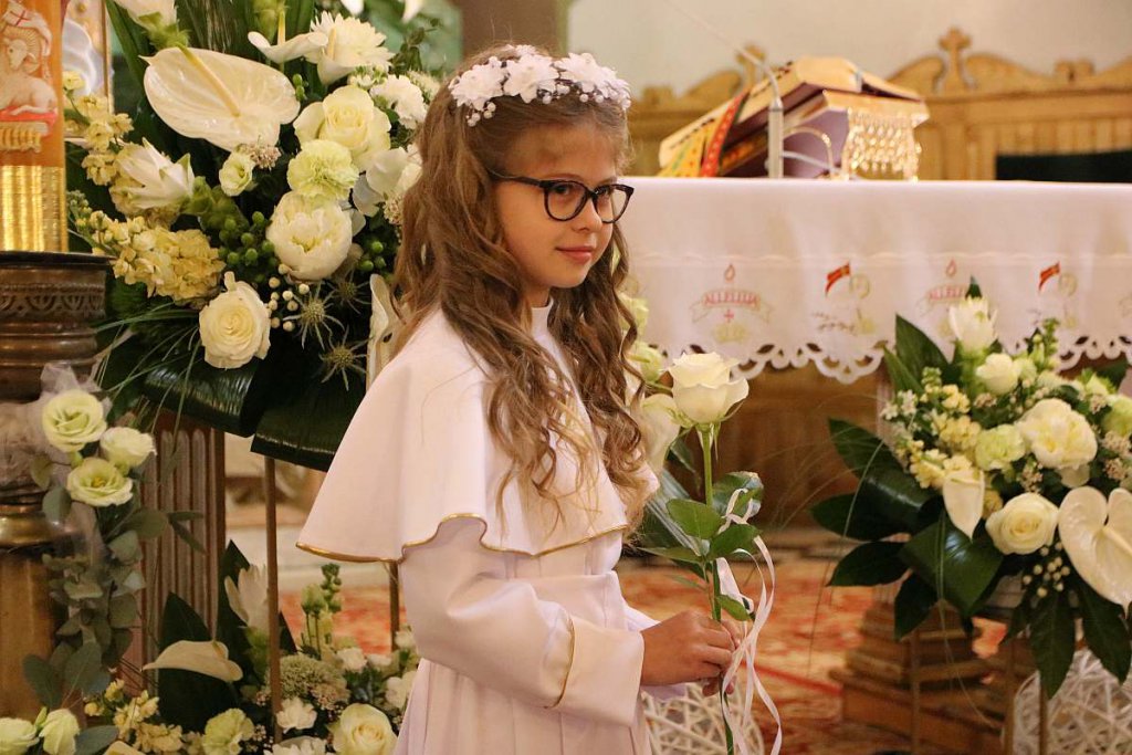 I Komunia Święta w ostrołęckiej farze [14.05.2022] - zdjęcie #90 - eOstroleka.pl
