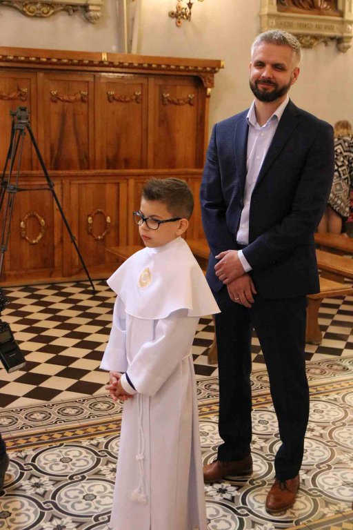 I Komunia Święta w ostrołęckiej farze [14.05.2022] - zdjęcie #81 - eOstroleka.pl