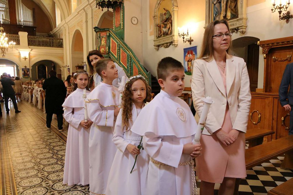 I Komunia Święta w ostrołęckiej farze [14.05.2022] - zdjęcie #77 - eOstroleka.pl