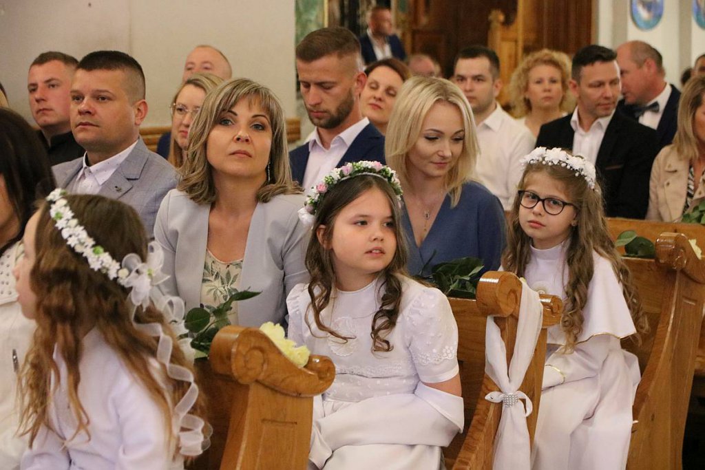 I Komunia Święta w ostrołęckiej farze [14.05.2022] - zdjęcie #58 - eOstroleka.pl