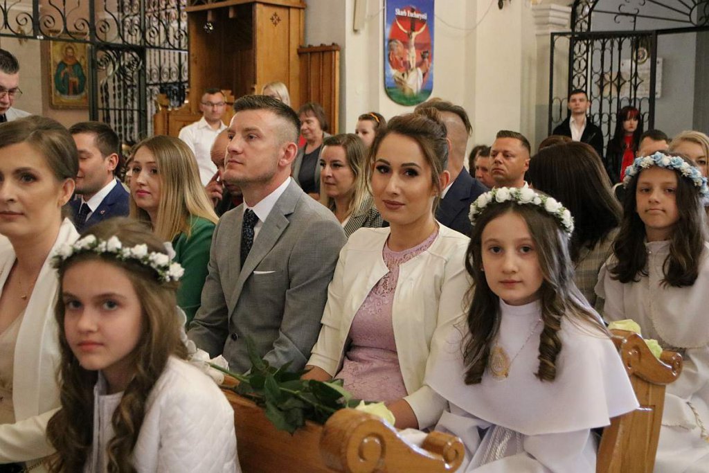 I Komunia Święta w ostrołęckiej farze [14.05.2022] - zdjęcie #40 - eOstroleka.pl