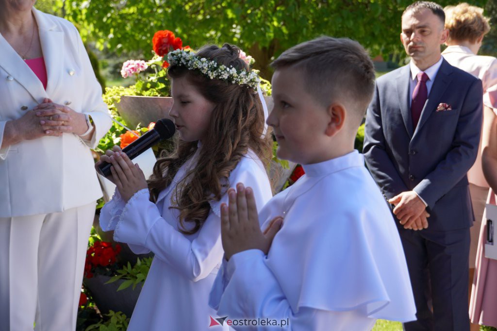 I Komunia Święta w parafii pw. św. Wojciecha w Ostrołęce [15.05.2022] - zdjęcie #40 - eOstroleka.pl