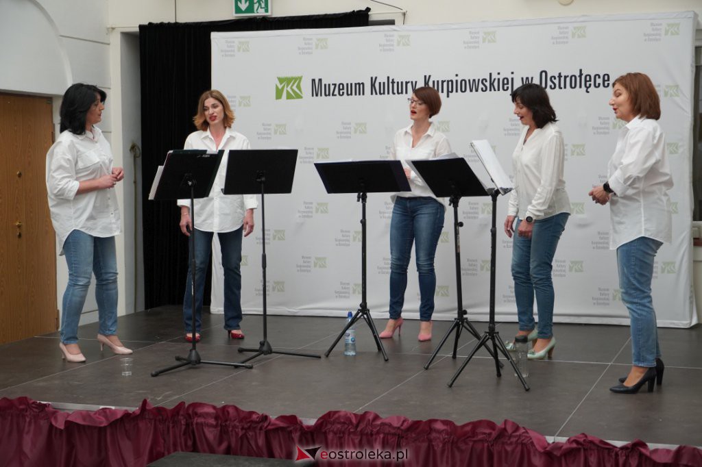 Koncert grupy wokalnej „Trzecie Zwrotki” w Muzeum Kultury Kurpiowskiej [15.05.2022] - zdjęcie #2 - eOstroleka.pl