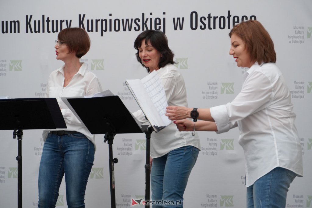 Koncert grupy wokalnej „Trzecie Zwrotki” w Muzeum Kultury Kurpiowskiej [15.05.2022] - zdjęcie #4 - eOstroleka.pl