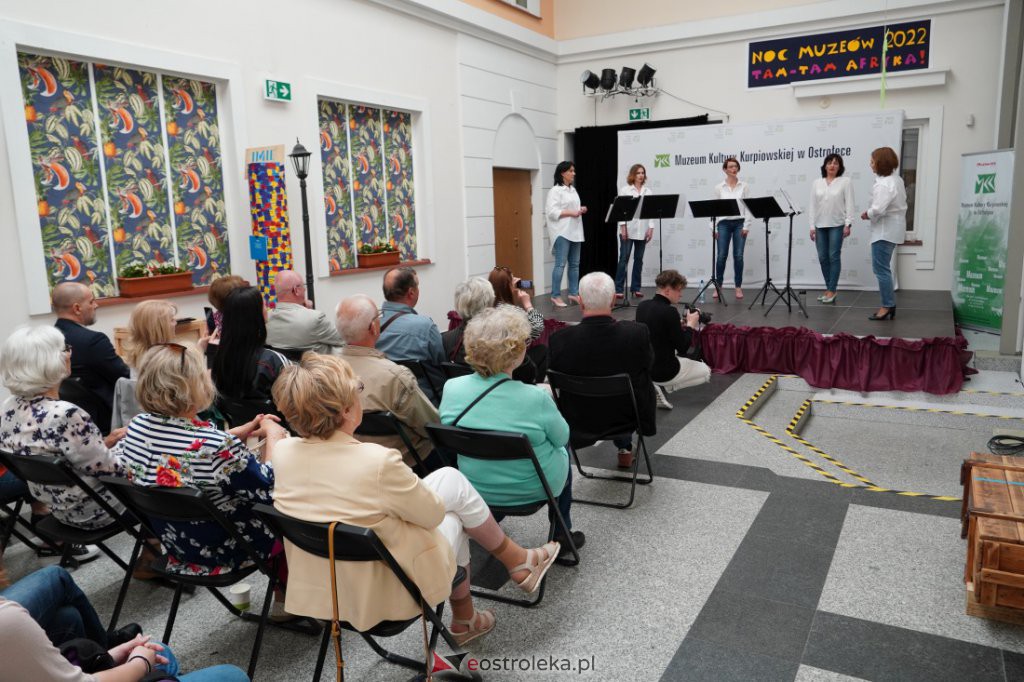 Koncert grupy wokalnej „Trzecie Zwrotki” w Muzeum Kultury Kurpiowskiej [15.05.2022] - zdjęcie #15 - eOstroleka.pl