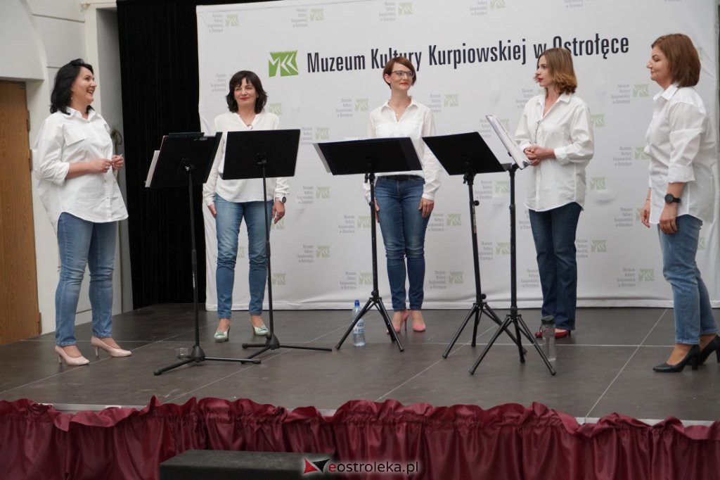 Koncert grupy wokalnej „Trzecie Zwrotki” w Muzeum Kultury Kurpiowskiej [15.05.2022] - zdjęcie #26 - eOstroleka.pl