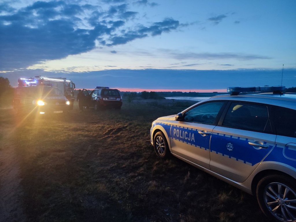 „Jesteśmy na Bugiem samochodem i topimy się!” Tragedia nad rzeką. Auto z dwiema osobami stoczyło się do wody [16.05.2022] - zdjęcie #3 - eOstroleka.pl