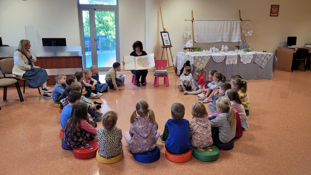 Dzieci z Przedszkola Miejskiego nr 17 odwiedziły Bibliotekę Pedagogiczna - zdjęcie #1 - eOstroleka.pl