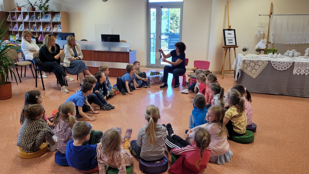 Dzieci z Przedszkola Miejskiego nr 17 odwiedziły Bibliotekę Pedagogiczna - zdjęcie #4 - eOstroleka.pl