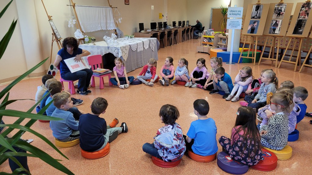 Dzieci z Przedszkola Miejskiego nr 17 odwiedziły Bibliotekę Pedagogiczna - zdjęcie #4 - eOstroleka.pl