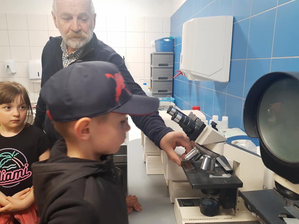 Dzieci z klasy 1E Szkoły Podstawowej nr 10 odwiedziły gabinet weterynaryjny - zdjęcie #17 - eOstroleka.pl