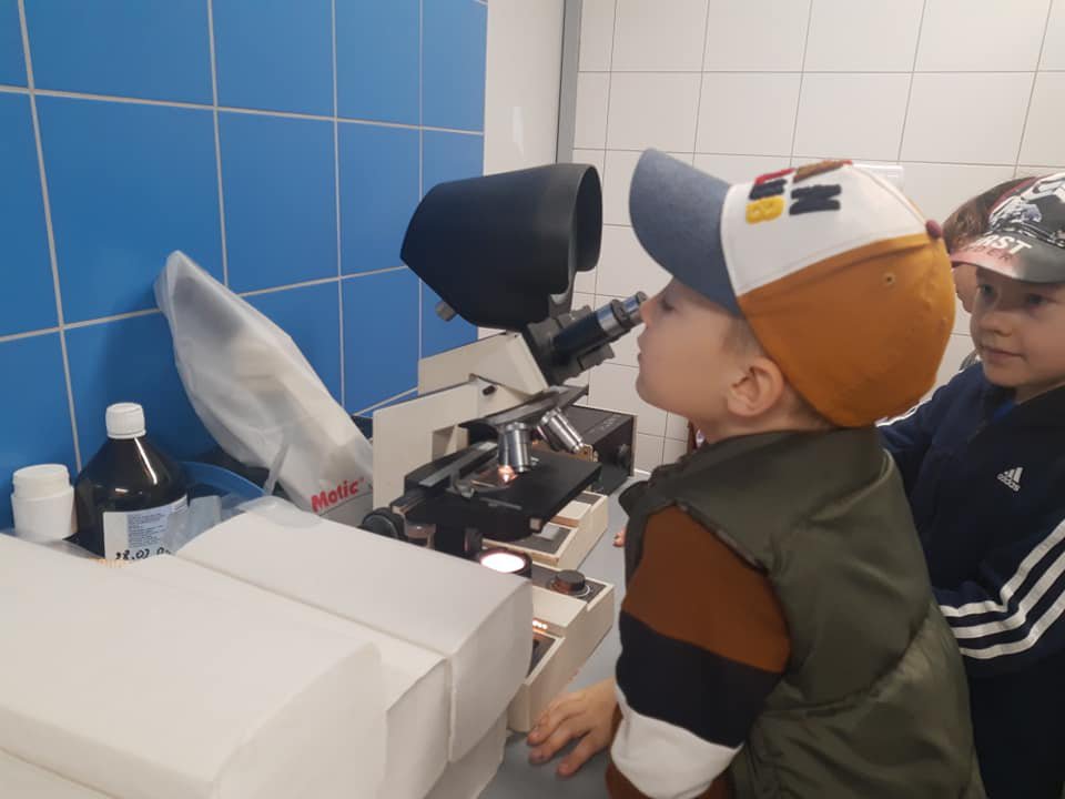 Dzieci z klasy 1E Szkoły Podstawowej nr 10 odwiedziły gabinet weterynaryjny - zdjęcie #4 - eOstroleka.pl