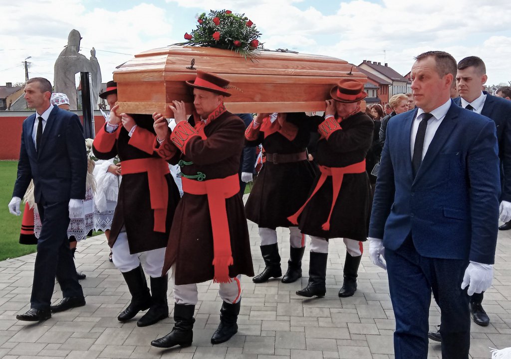 Kurpiowszczyzna żegna wybitnego artystę. Ostatnia droga ś.p. Czesława Drząszcza [17.05.2022] - zdjęcie #26 - eOstroleka.pl