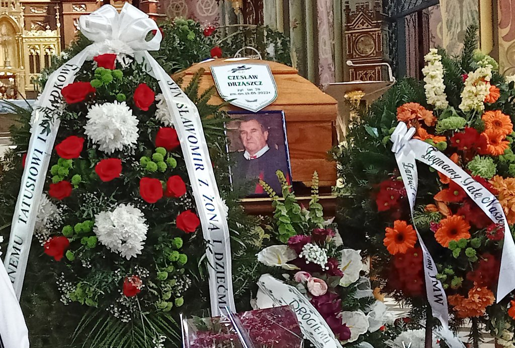 Kurpiowszczyzna żegna wybitnego artystę. Ostatnia droga ś.p. Czesława Drząszcza [17.05.2022] - zdjęcie #25 - eOstroleka.pl