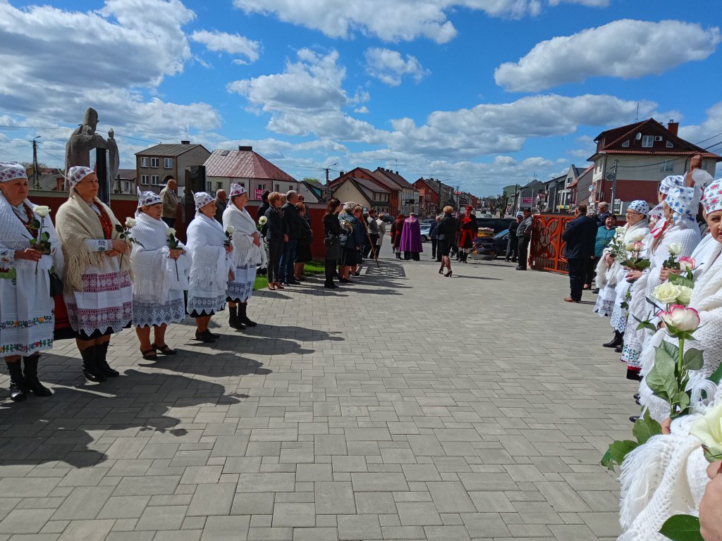 Kurpiowszczyzna żegna wybitnego artystę. Ostatnia droga ś.p. Czesława Drząszcza [17.05.2022] - zdjęcie #22 - eOstroleka.pl