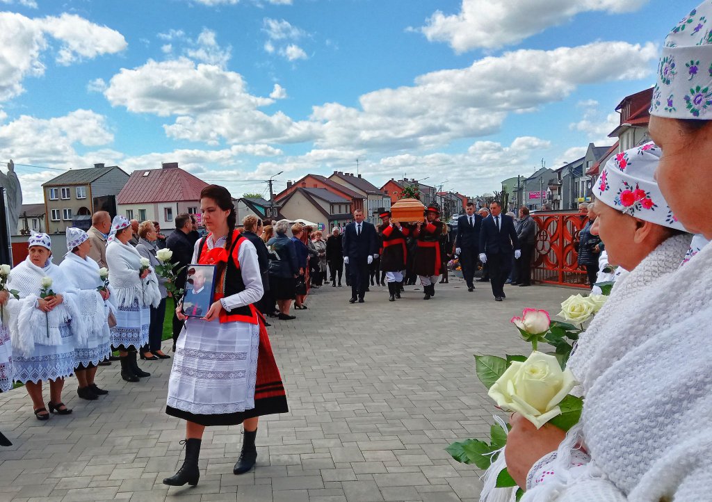 Kurpiowszczyzna żegna wybitnego artystę. Ostatnia droga ś.p. Czesława Drząszcza [17.05.2022] - zdjęcie #19 - eOstroleka.pl