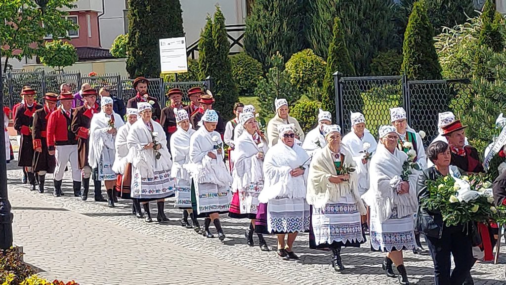 Kurpiowszczyzna żegna wybitnego artystę. Ostatnia droga ś.p. Czesława Drząszcza [17.05.2022] - zdjęcie #12 - eOstroleka.pl