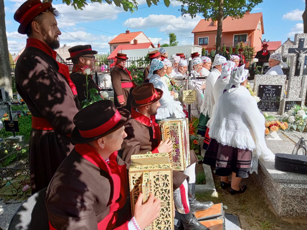 Kurpiowszczyzna żegna wybitnego artystę. Ostatnia droga ś.p. Czesława Drząszcza [17.05.2022] - zdjęcie #10 - eOstroleka.pl