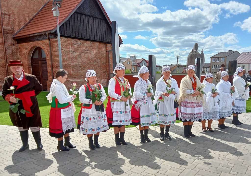 Kurpiowszczyzna żegna wybitnego artystę. Ostatnia droga ś.p. Czesława Drząszcza [17.05.2022] - zdjęcie #9 - eOstroleka.pl
